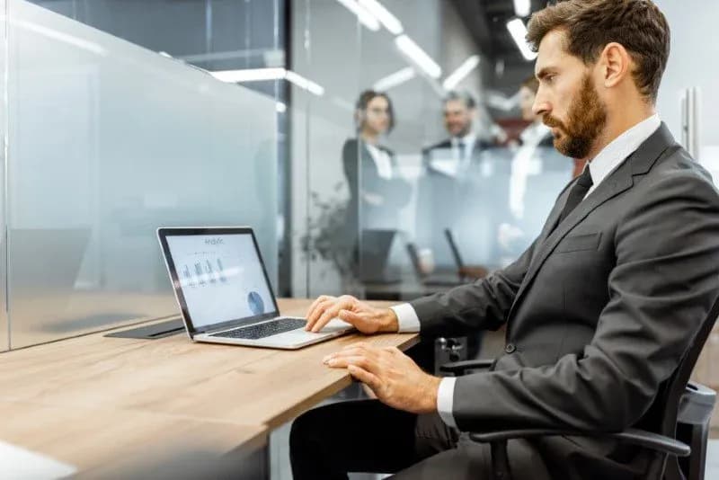 Ile można zarobić w korporacji na każdym szczeblu kariery - realne stawki