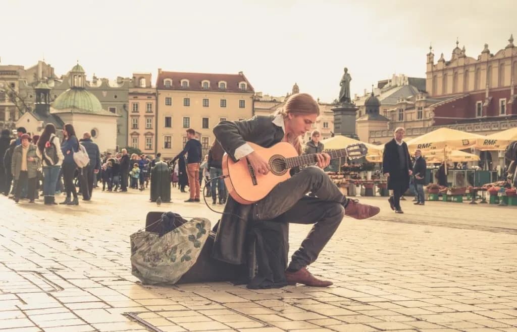 Poznaj realne zarobki muzyka ulicznego: ile można zarobić grając na ulicy?