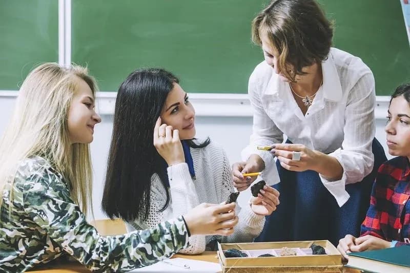 Kim jest pedagog szkolny i jakie ma zadania w placówkach edukacyjnych?