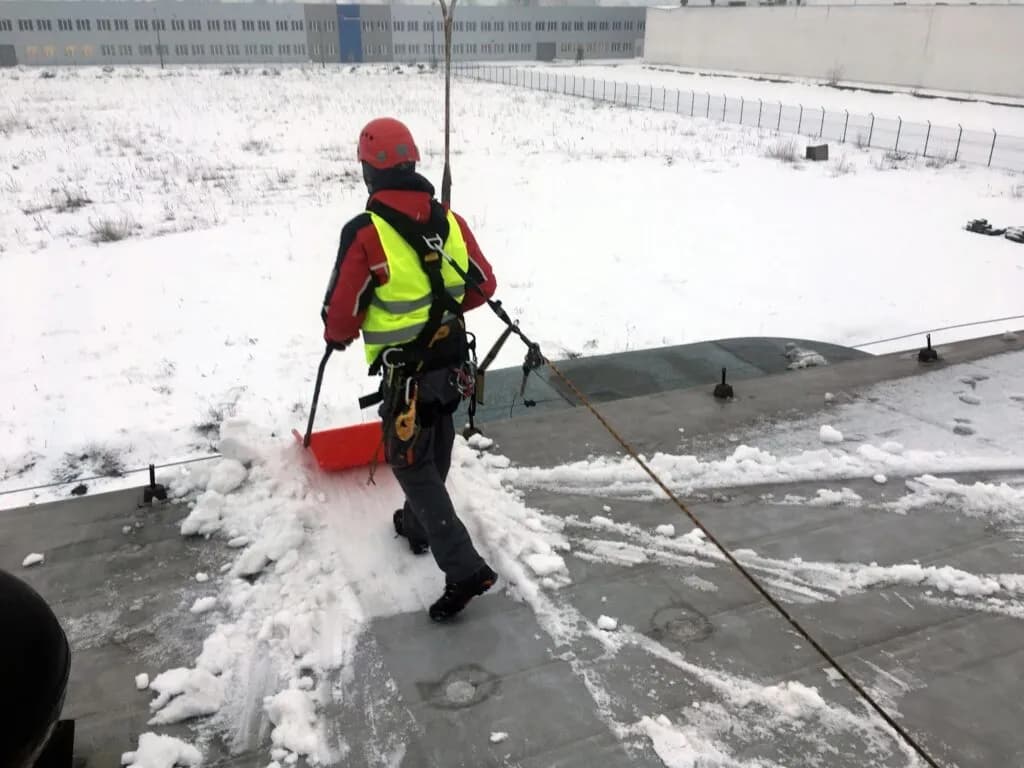 Ile można zarobić na odśnieżaniu dachów: realne stawki i miesięczne przychody